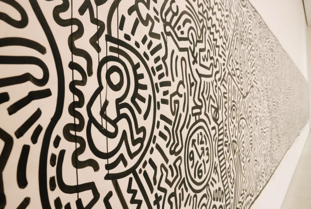 La exhibición de Keith Haring en Los Angeles fue curada por Sarah Loyer. 