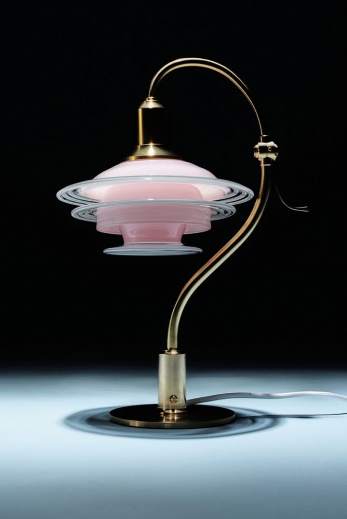 Lámpara de escritorio de Louis Poulsen x Home in Heven. 