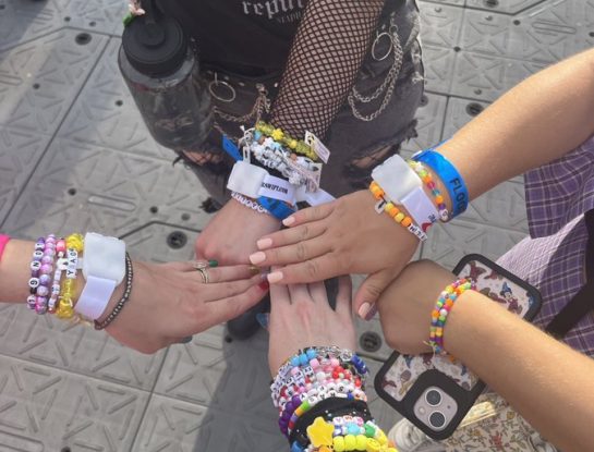 El brazalete de la amistad de Taylor Swift es el accesorio de diseño artesanal tendencia 2023