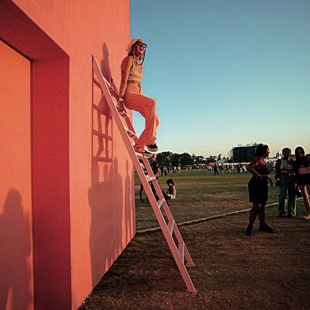 Para Lollapalloza 2023 Andrés Reisinger creó una estructura minimalista y completamente rosa, en forma de cuadro. 