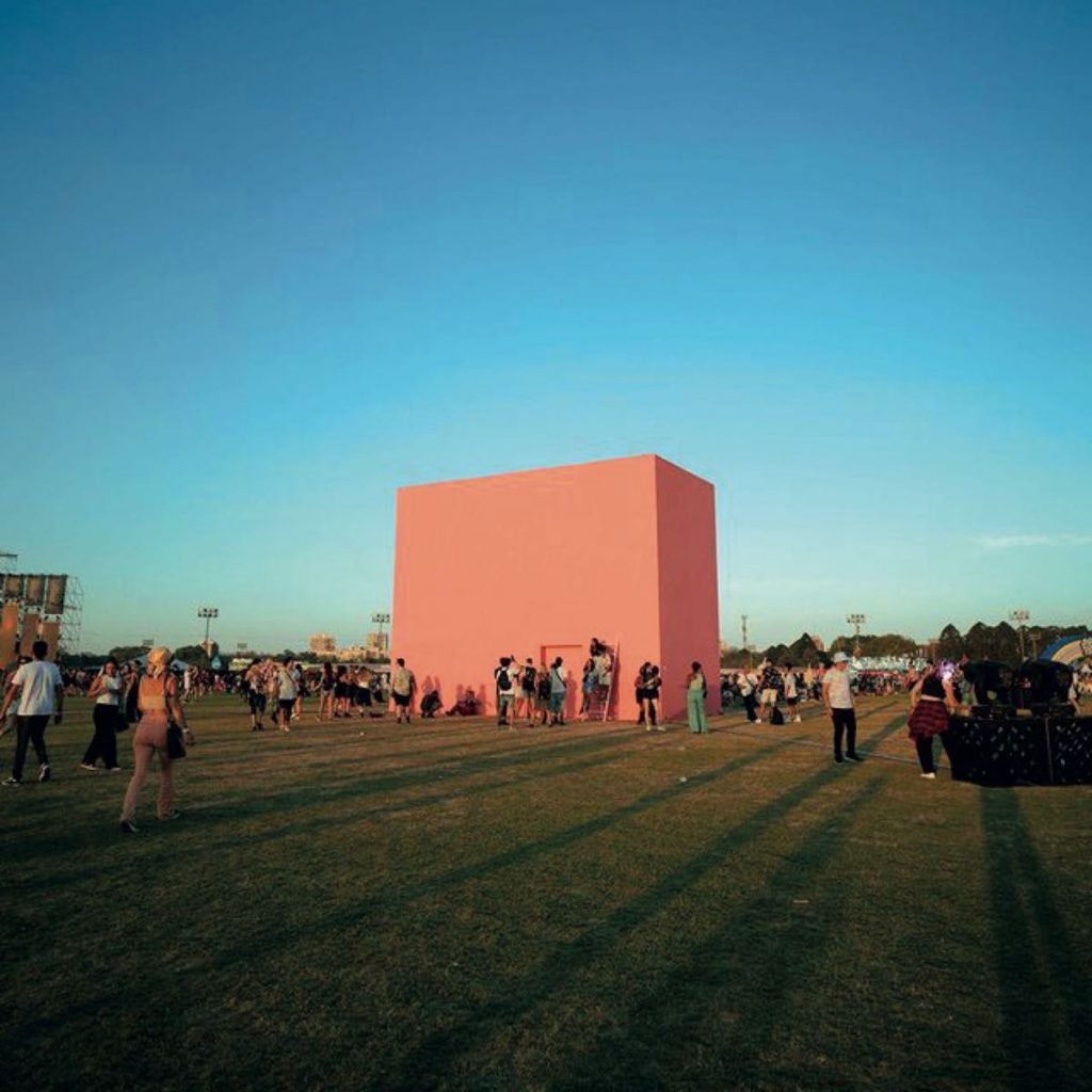 La instalación site-specific “Todos los días sale el sol” para el festival Lollapalooza Argentina. 