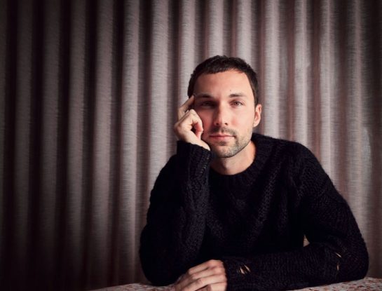 Retrato de Andrés Reisinger: el sorprendente artista digital argentino que es un fenómeno mundial