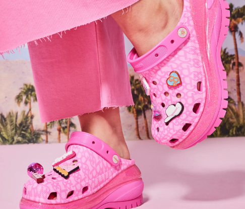 El fenómeno Barbie se pone las Crocs y es el calzado Barbiecore tendencia 2023
