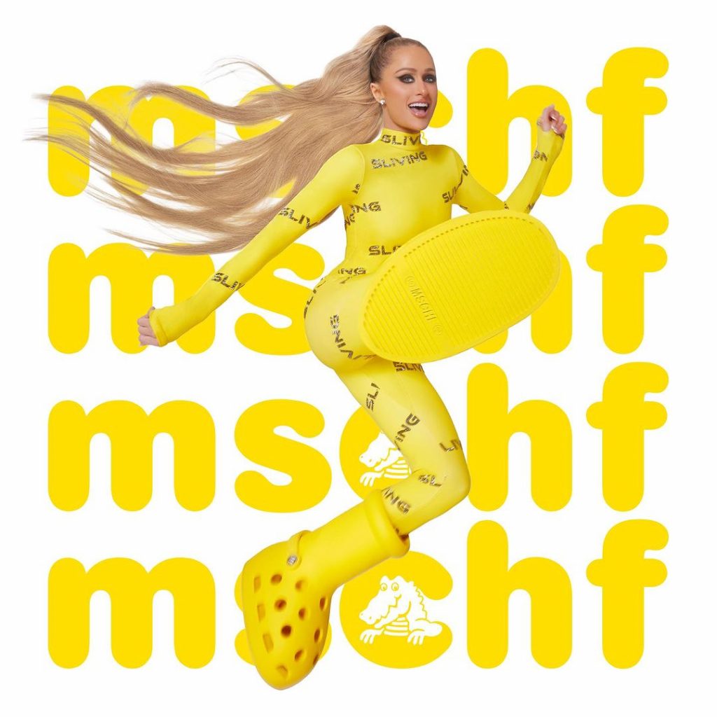 Paris Hilton con las mega botas amarillas: ¿un golazo o una patada al diseño?.
