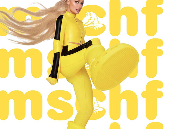 Paris Hilton y Maluma se pusieron las fabulosas botas Crocs amarillas sensación 2023