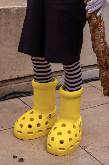MSCHF x Crocs Big Yellow Boots fueron virales instantáneas. 