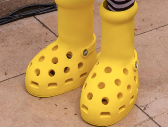 Las increíbles botas Crocs amarillas rompen el molde