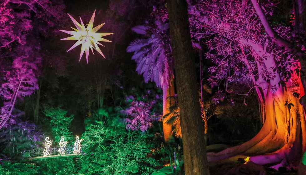 El viaje de los Reyes Magos es la temática de un jardín botánico de luces en Málaga, España. 