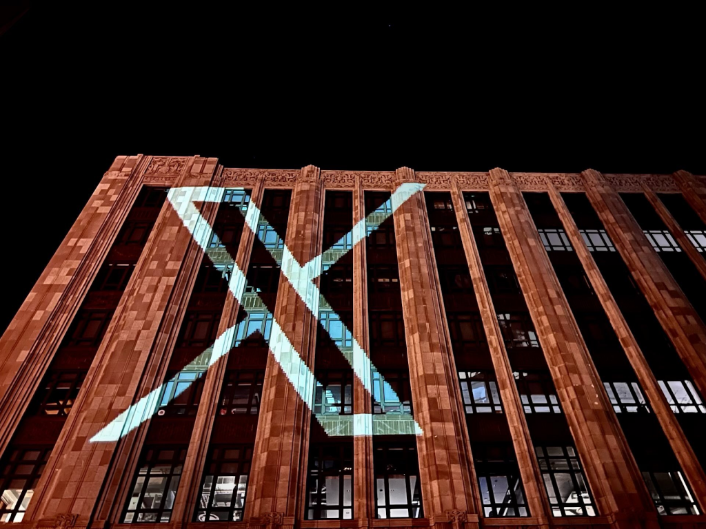 El nuevo logo de “X” se proyectó en las oficinas de Twitter en San Francisco. 