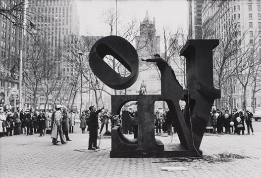 La escultura original de LOVE fue quitada de las calles de Nueva York para su reparación. 