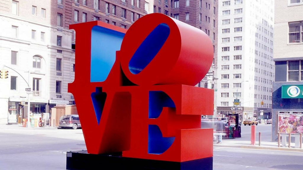 LOVE volverá a estar en el aire de NYC en septiembre de 2023, en el Rockefeller Center. 