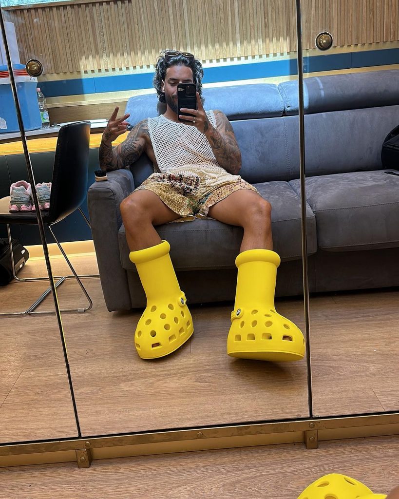 Maluma estrenó las súper botas MSCHF y Crocs amarillas con agujeros. Foto: Instagram. 