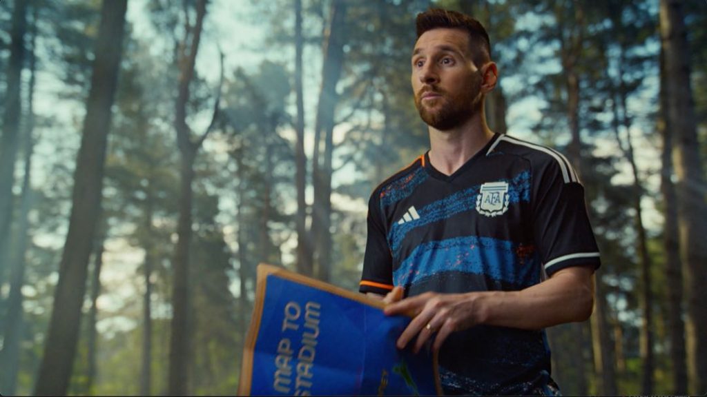 Messi se pone la camiseta para la Copa Mundial Femenina, por Argentina y por la igualdad de género. 