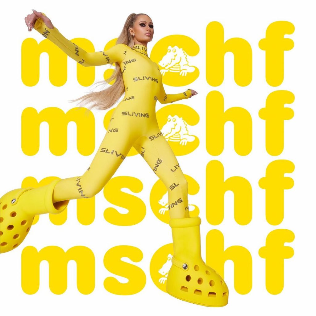 Paris Hilton consagró a las botas MSCHF x Crocs Big Red Boots como icónicas. 