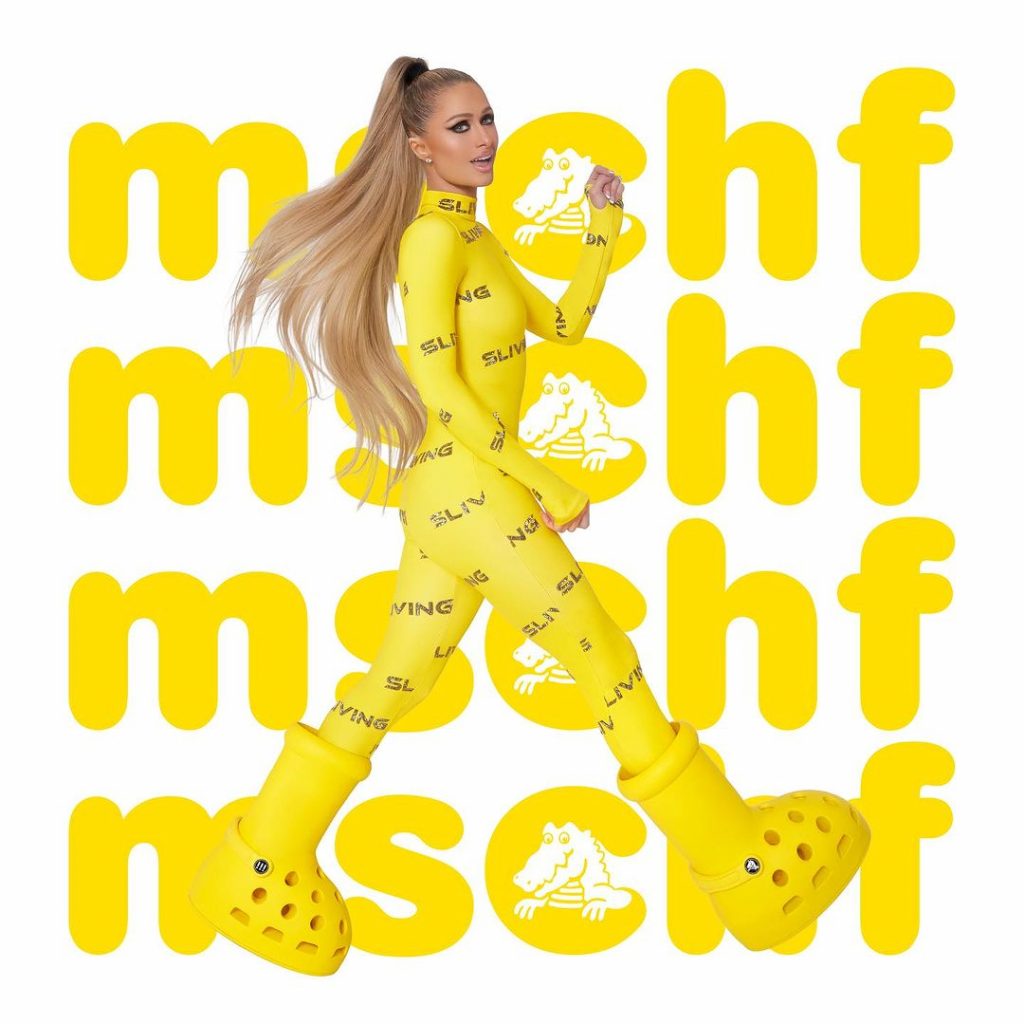 Paris Hilton, imagen de la campaña de lanzamietno de MSCHF x Crocs Big Red Boot (Yellow).