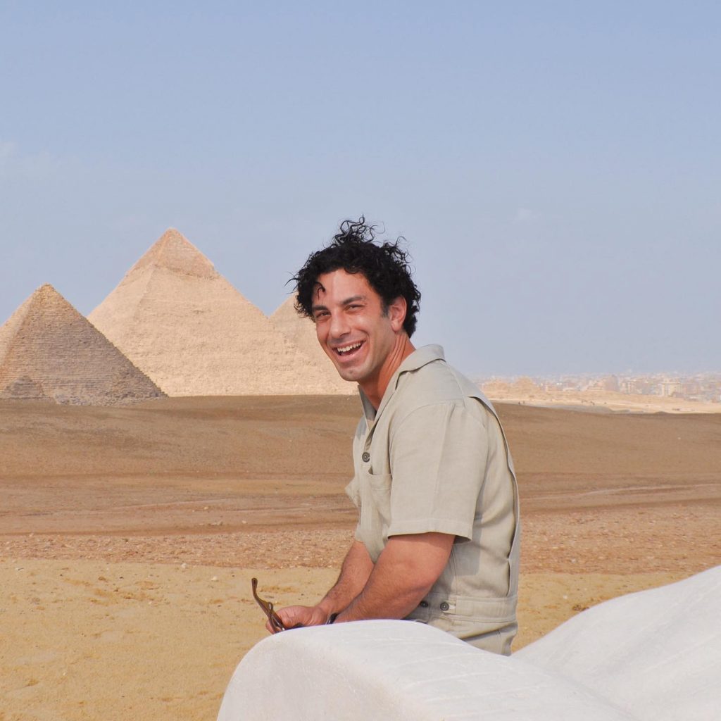 Jwan Yosef en El Cairo, donde realizó un proyecto inspirado en las Pirámides de Egipto. 