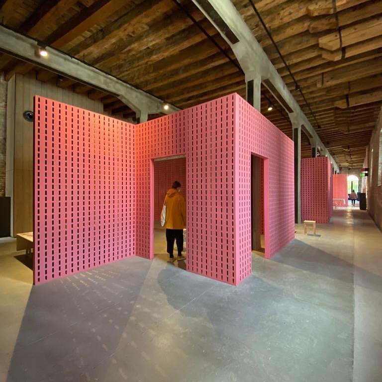 La instalación Casa Infinita se destacó en la 17ª Bienal de Arquitectura de Venecia 2021.