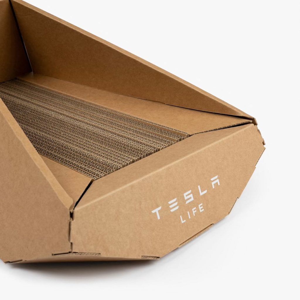 Hecha de cartón corrugado y lista para montar, la casa para gatos Cybertruck de Tesla. 