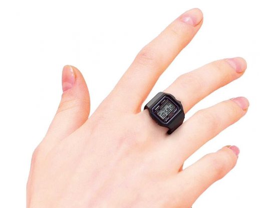 Estos son los mini “relojes anillos” que se compran en máquinas expendedoras