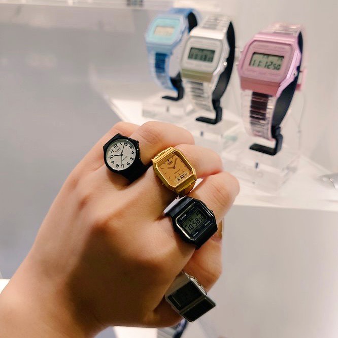 Los mini "relojes anillos" de Casio son ajustables para adaptarse al tamaño de los dedos.
