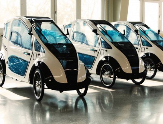 Así es el asombroso Quadvelo: el innovador vehículo eléctrico mitad auto, mitad bicicleta