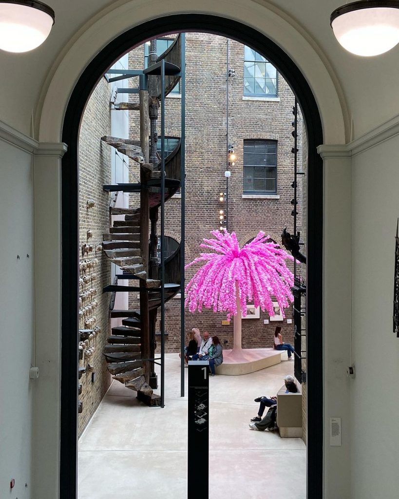 La instalación de sakura en rosa brillante en Daylit Gallery, en Londres. 