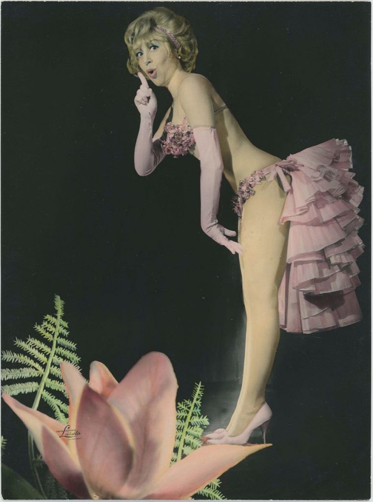 Foto Estudio Luisita / Juanita Martínez con flor, 1964.