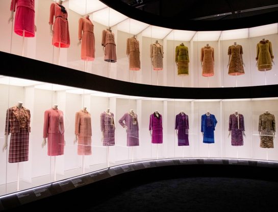 El “manifiesto de moda” de Coco Chanel brilla en una exhibición definitiva en el Reino Unido