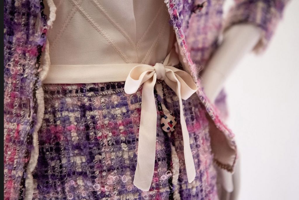 Los ítems de moda by Coco Chanel, presentes en la exhibición en el Victoria & Albert de Londres. 