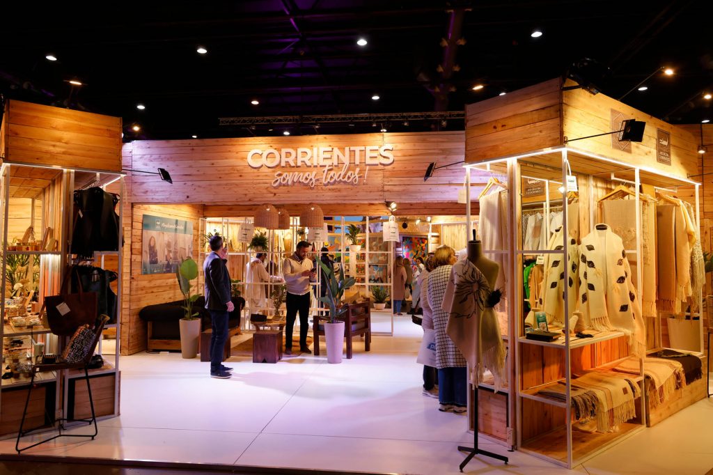 El stand de Corrientes en Puro Diseño 2023 permitía una perfecta circulación de visitantes y exhibición de objetos. 