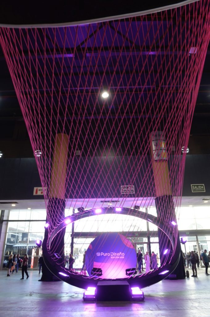 El imponente ingreso a la feria Puro Diseño en La Rural.