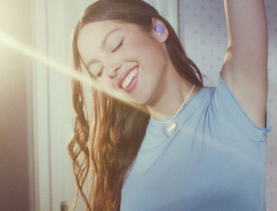 La cantante Olivia Rodrigo presentó auriculares de edición limitada junto con Sony