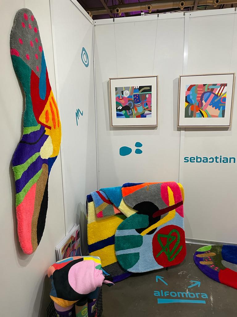 Pinturas y alfombras de Sebastián Peronja en el Paseo del Arte de feria Puro Diseño 2023. 