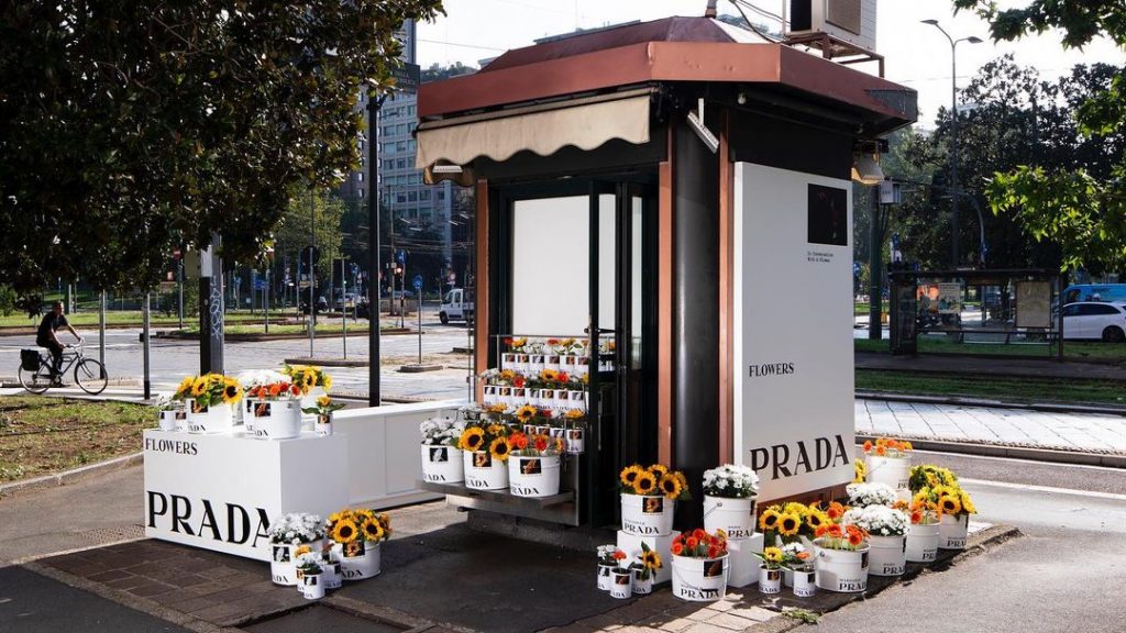 Prada vendió flores enlatadas durante tres días, alrededor del mundo. 