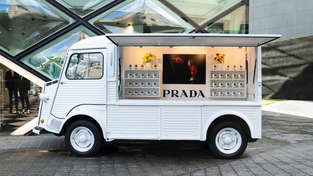 La primavera "sobre ruedas" y en un "flower truck" con el estilo de Prada. 