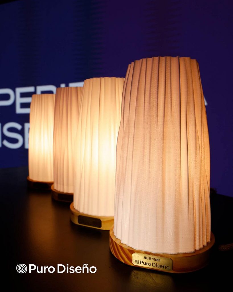 El premio feria Puro Diseño 2023 fue realizado en colaboración por BILU, tienda de iluminación y Kuttercraft, impresoras 3D.