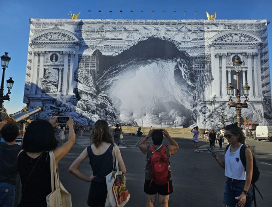El fotógrafo y artista JR (Jean René) realizó una fabulosa instalación en París