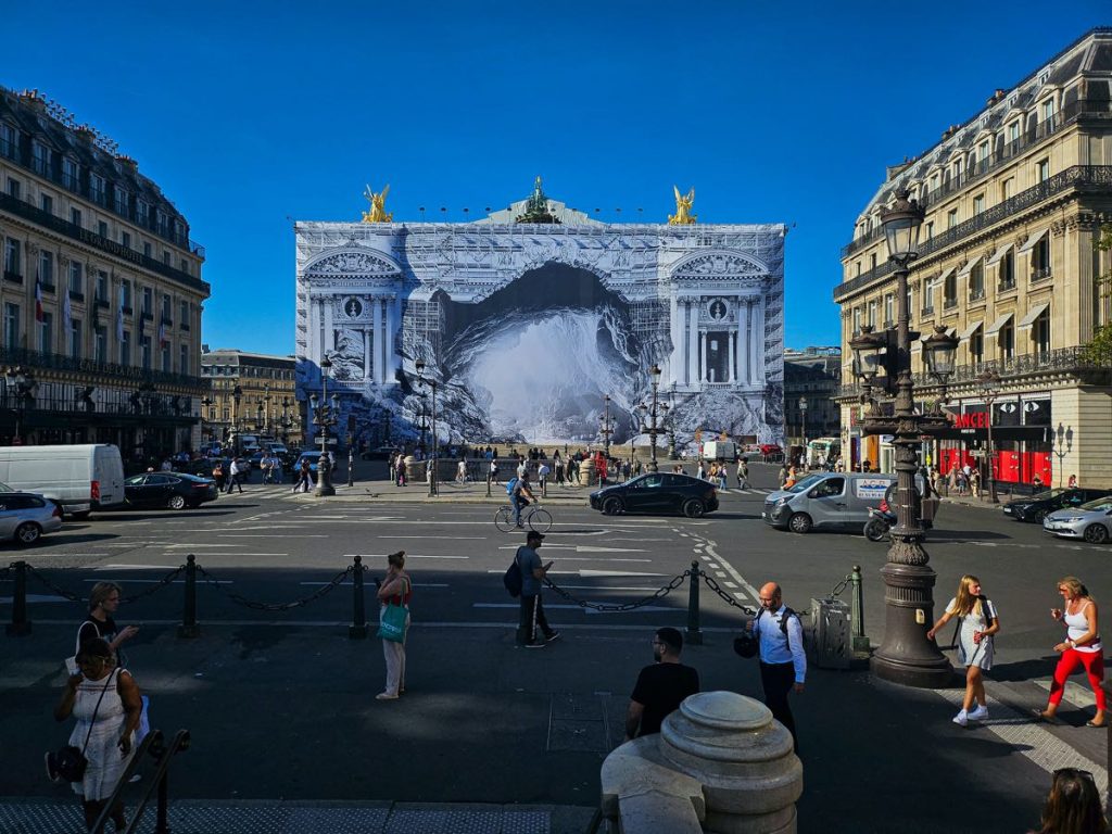 El fotógrafo y artista urbano JR intervino la fachada del teatro Palais Garnier de París. 