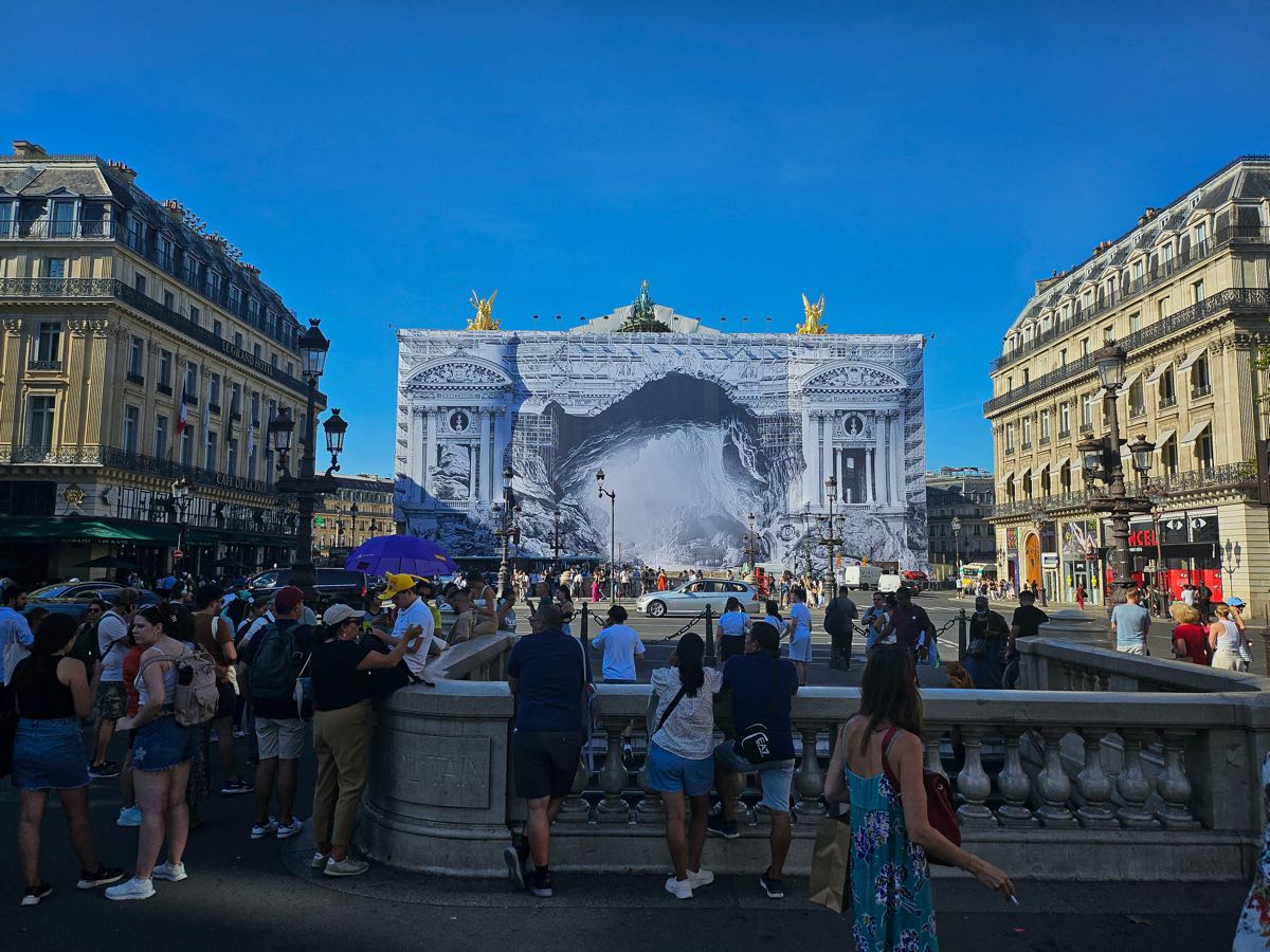 El fotógrafo y artista JR (Jean René) realizó una fabulosa instalación ...