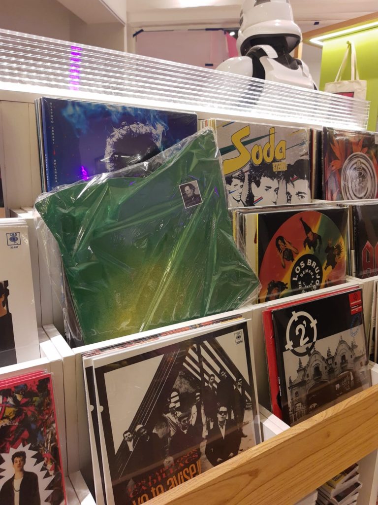 El álbum de "Artaud" de Spinetta sobresale -literal- en el sector vinilos de Thetland Store, Palermo. 