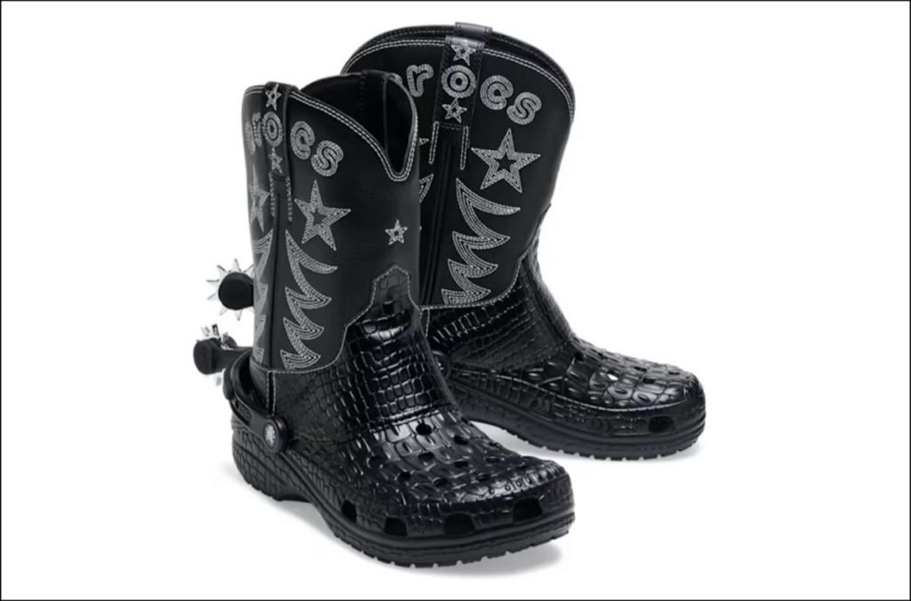 Las botas Crocs texanas se caracterizan por un atractivo bordado que acompaña al logo de la marca.