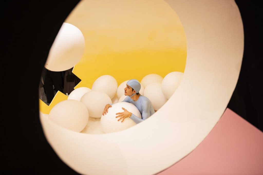 Una perfomance en el huevo escenográfico creado por Edgardo Giménez. 