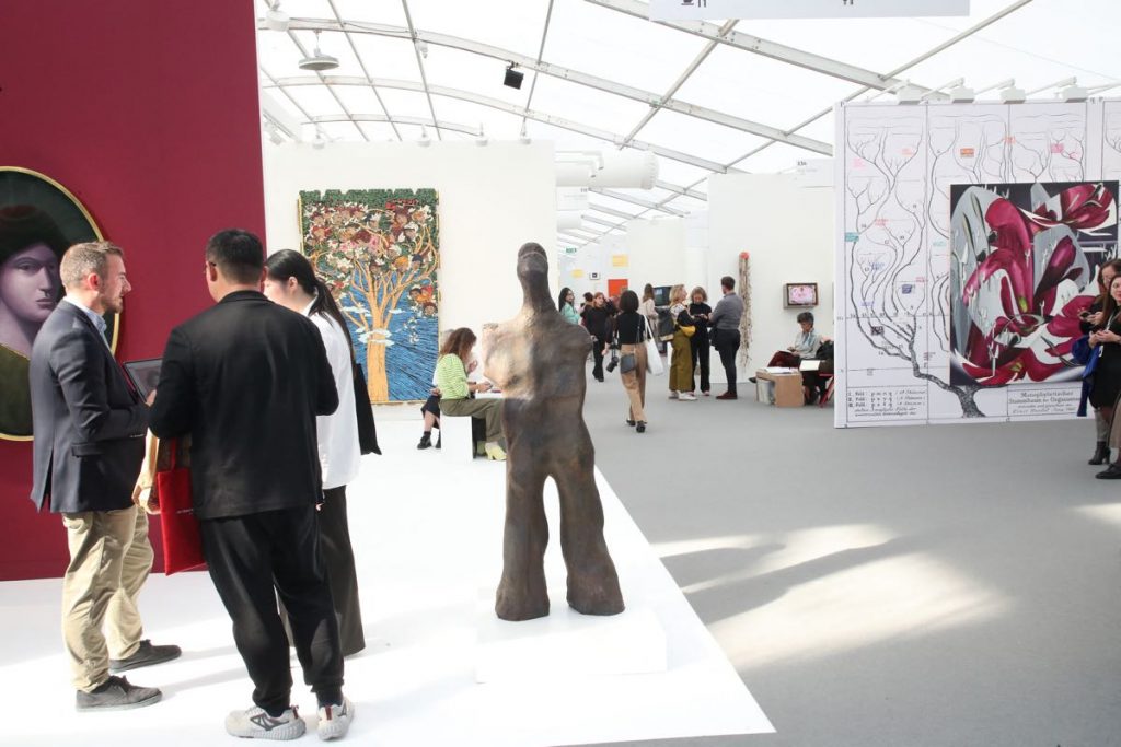 Paris+ par Art Basel 2023 en el Grand Palais Éphémère reúne 154 galerías referentes de todo el mundo