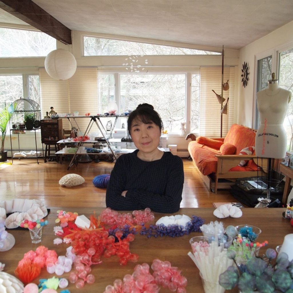 La artista Mariko Kusumoto es norteamericana, de origen japonés. 