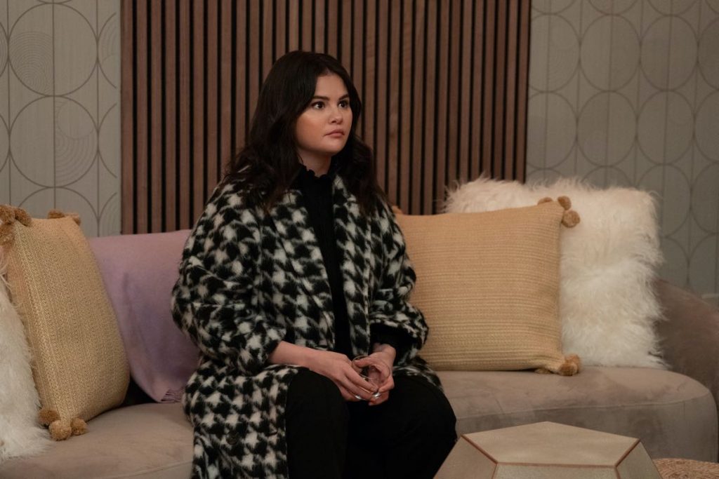 El maxi abrigo bicolor "patas de gallo" de Selena Gomez, ícono del su estilo en "Only Murders in the Building". 