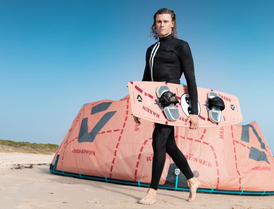 El icónico diseño Porsche "Pink Pig" se transforma en una cometa y una tabla de kitesurf