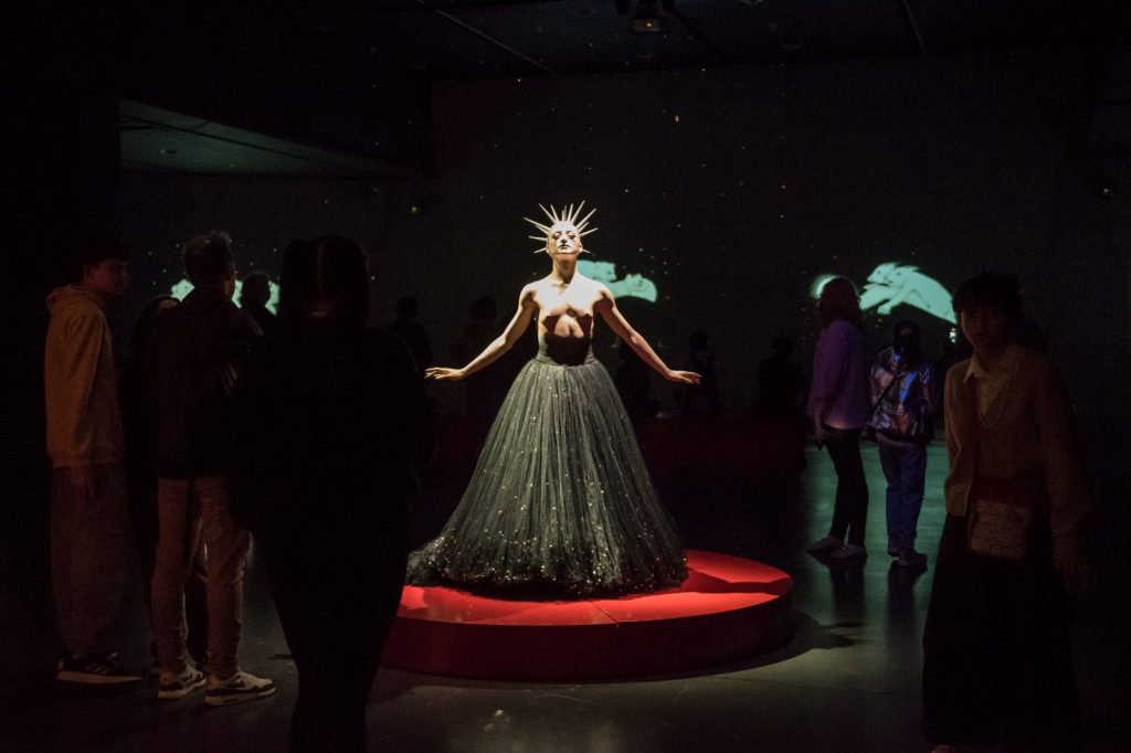 La Reina de la Noche, una impactante escultura hiperrealista de "Al rojo vivo". 