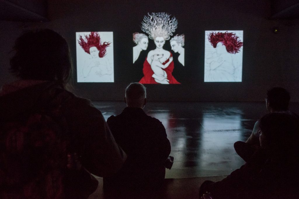 "Al rojo vivo" exhibe obras animadas de la trayectoria de Renata Schussheim. 
