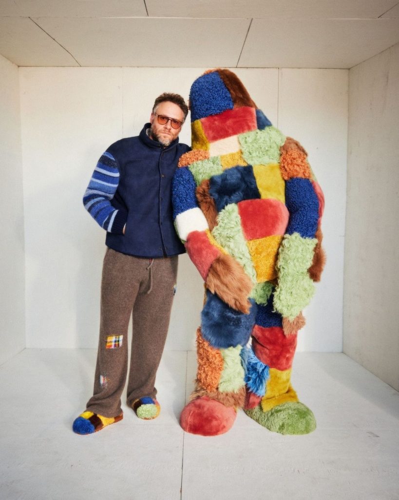 Seth Rogen y la mascota de la campaña combinados en un atrevido matchy matchy de moda comfy. 