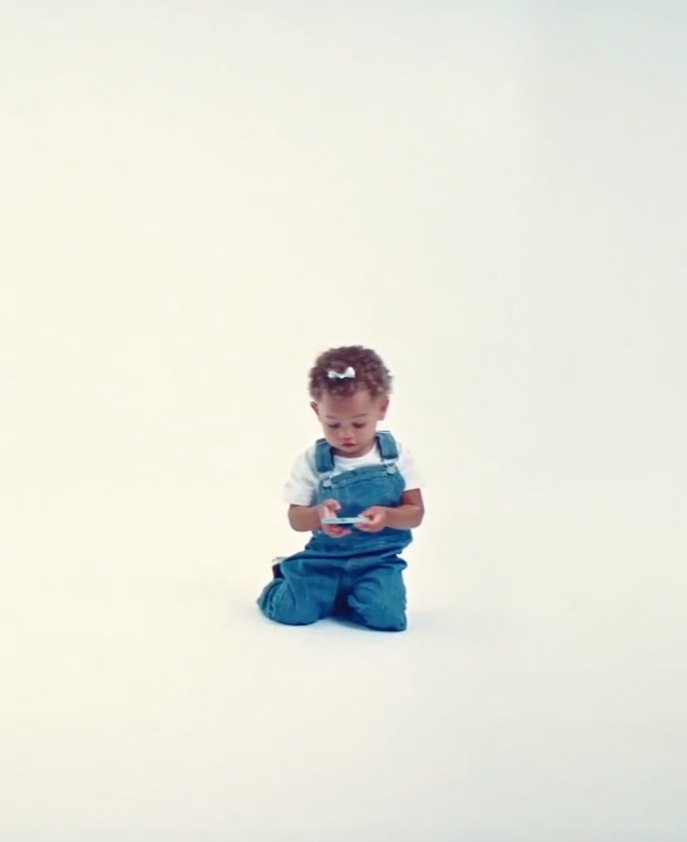Un bebé es "el modelo" de la campaña de presentación del smartphone minimalista Light Phone II. 